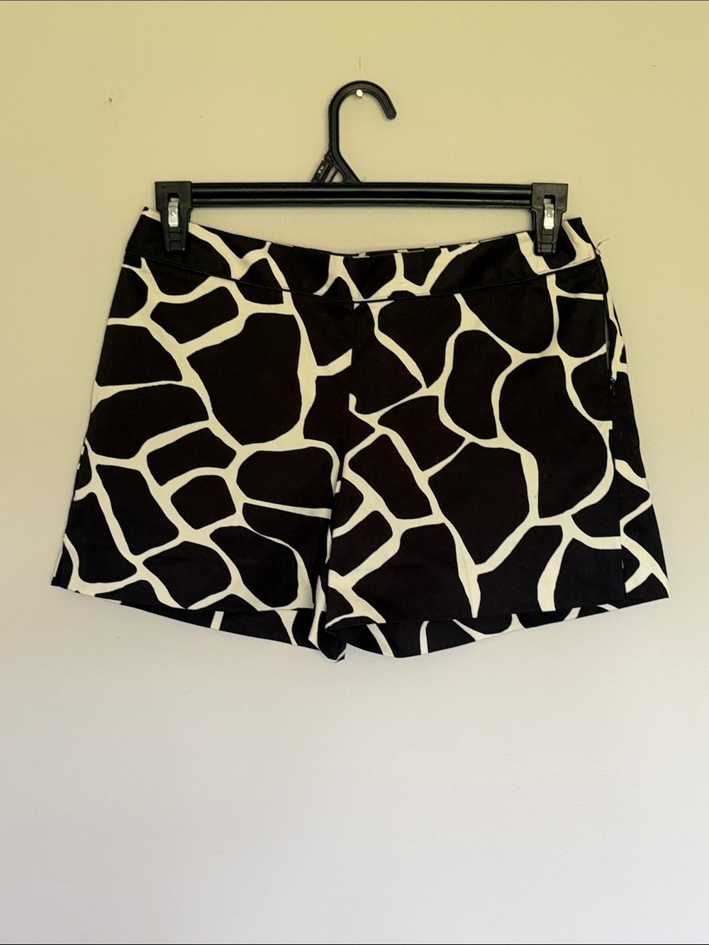 WHBM Black and Cream Giraffe Print Shorts size 8 NWT